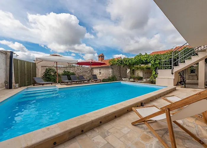 Torine Zadarvillas *