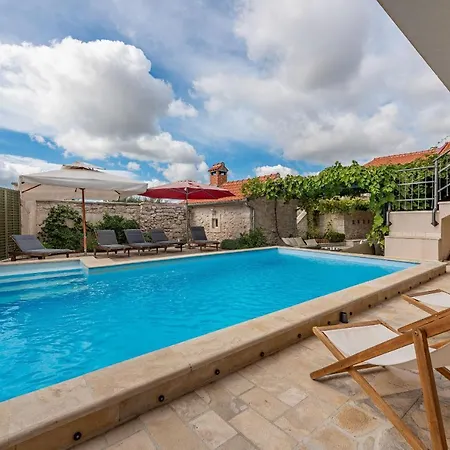 Torine Zadarvillas *